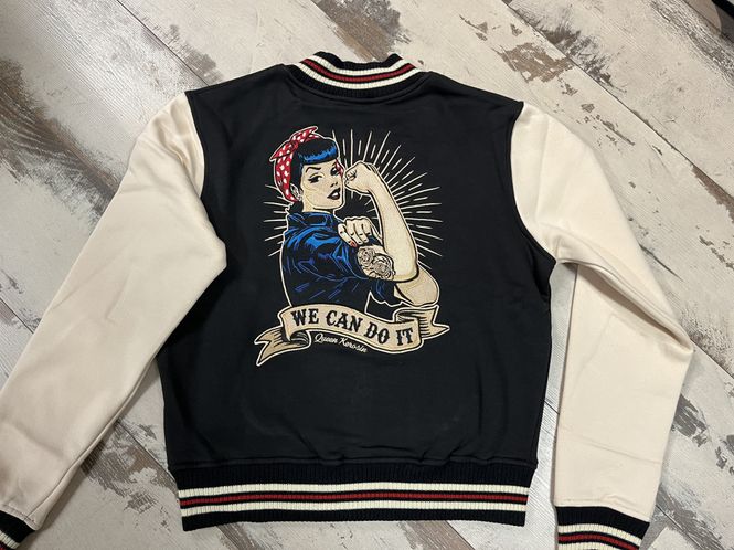 Hovedbilde Queen Kerosin - Collegejakke We Can Do It - Sort/Creme